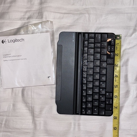Logitech ultra thin magnetic Bluetooth clip on keyboard cover for iPad mini - Picture 5 of 8